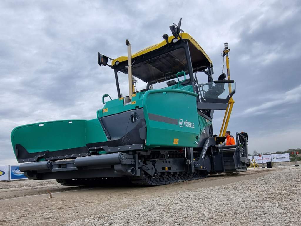 Vögele-läggare med Trimble Roadworks 3D med automatisk horisontalstyrning och styrning av läggarbredden