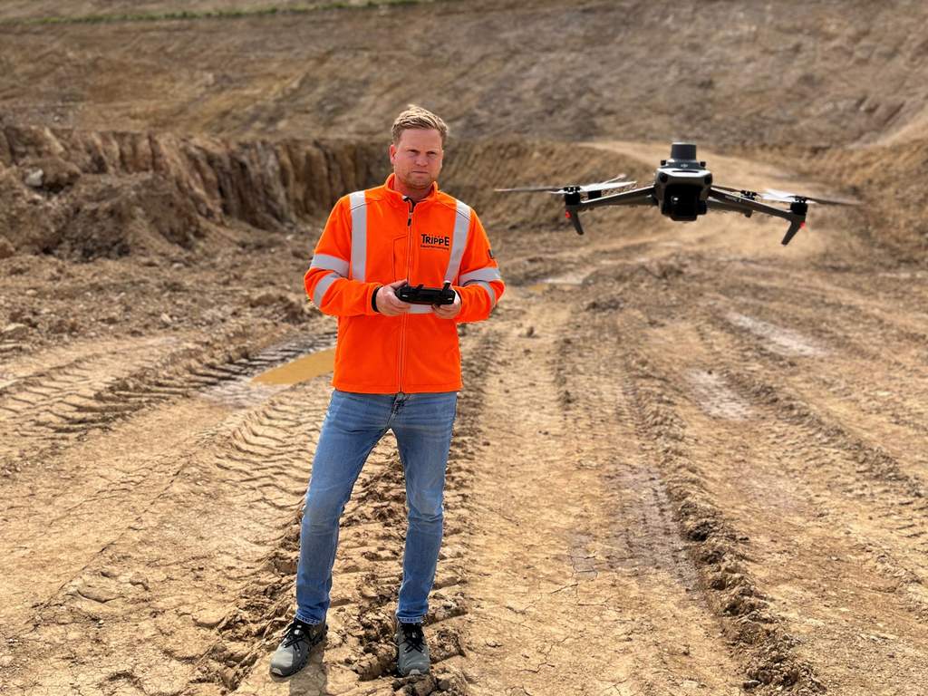 Projektledare Nils Hochstein låter drönaren lyfta